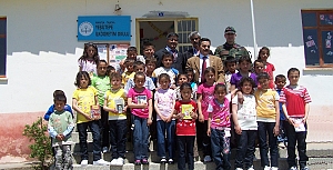 Jandarma'dan Yeşiltepe İ.Okuluna Giyim Yardımı 12/05/2010