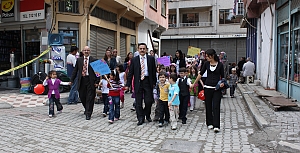 Okulöncesi Çocuk Şenliği Çelenk Kortej Yürüyüşü 24/05/2010